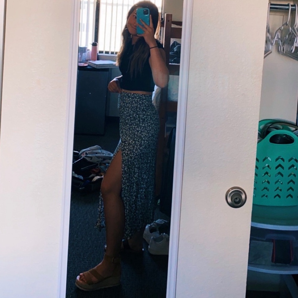 Mid length skirt